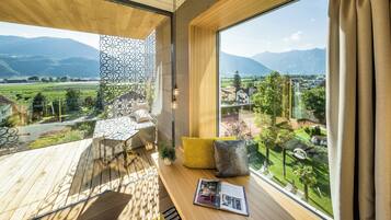 Habitación doble Prestigio, balcón | Minibar, caja de seguridad en la habitación y decoración personalizada