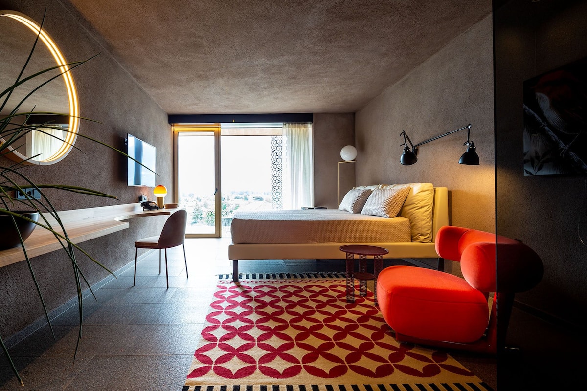 Habitación doble, vista a la montaña | Minibar, caja de seguridad en la habitación y muebles diferentes