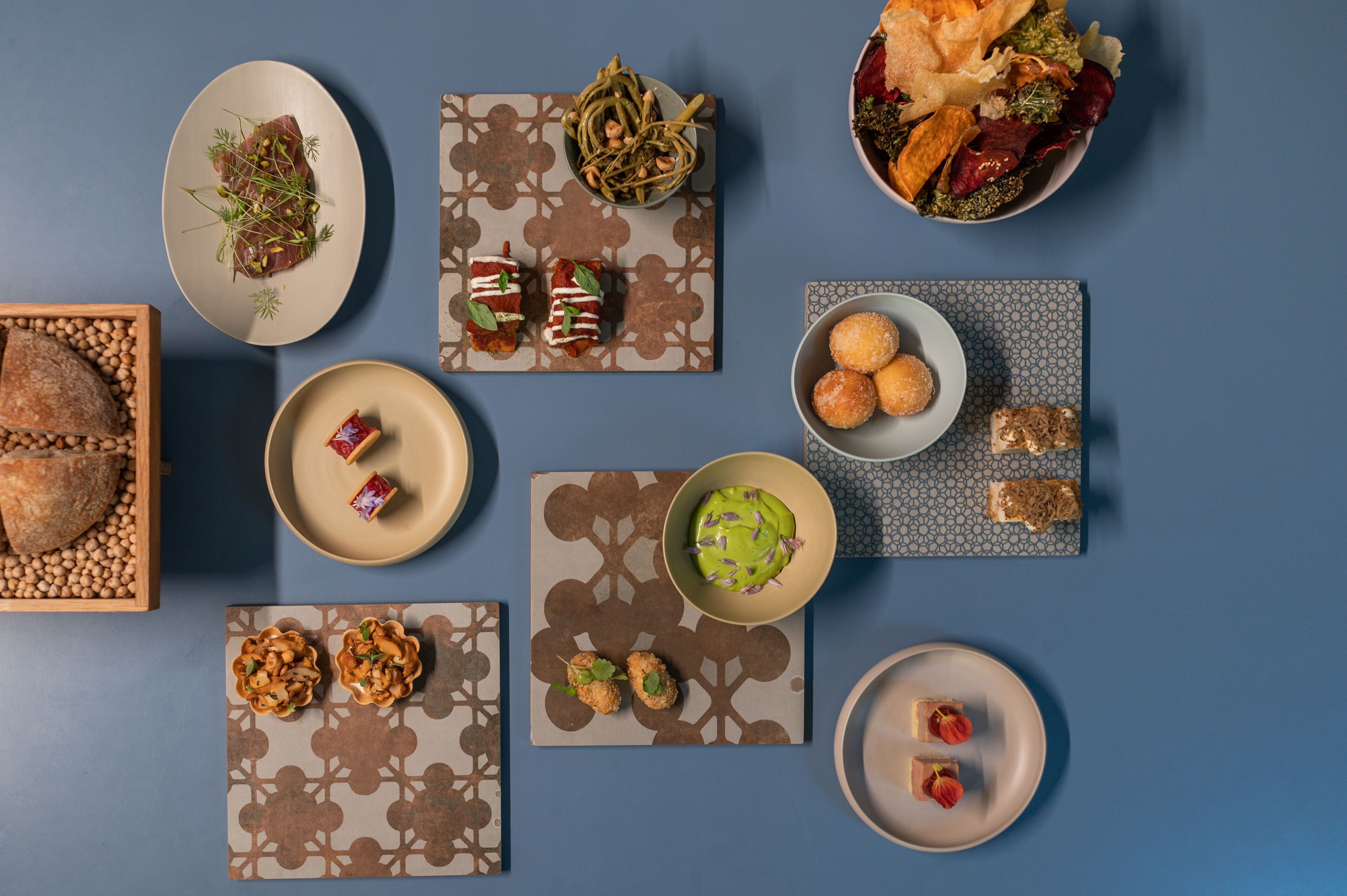 Une variété d’aliments disposés sur une table, le tout sur un fond bleu.