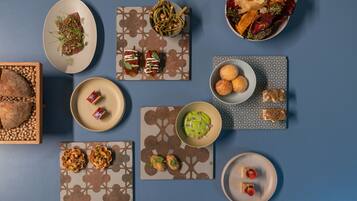 Une variété d’aliments disposés sur une table, le tout sur un fond bleu.