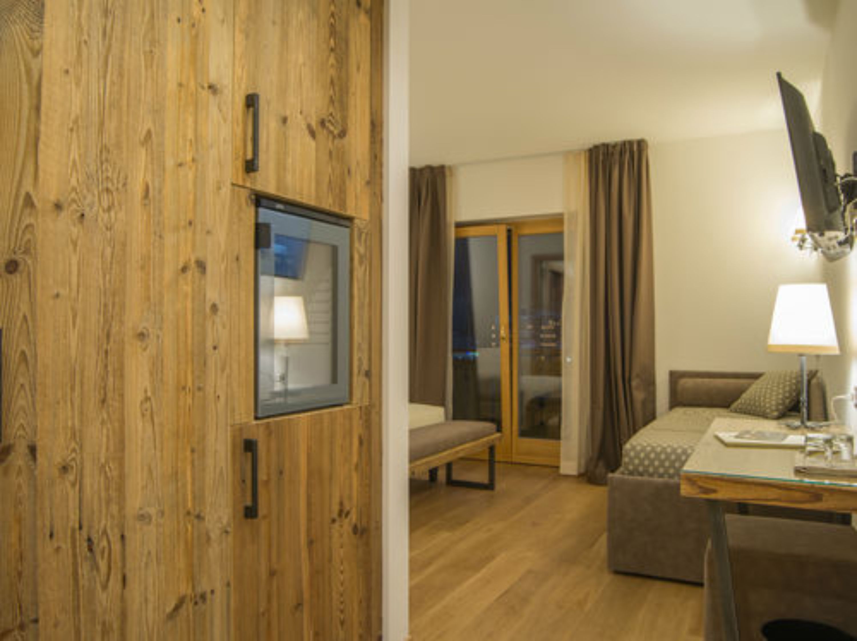 superior double room | minibar, in-room safe, iron/ironing board, cots/infant beds