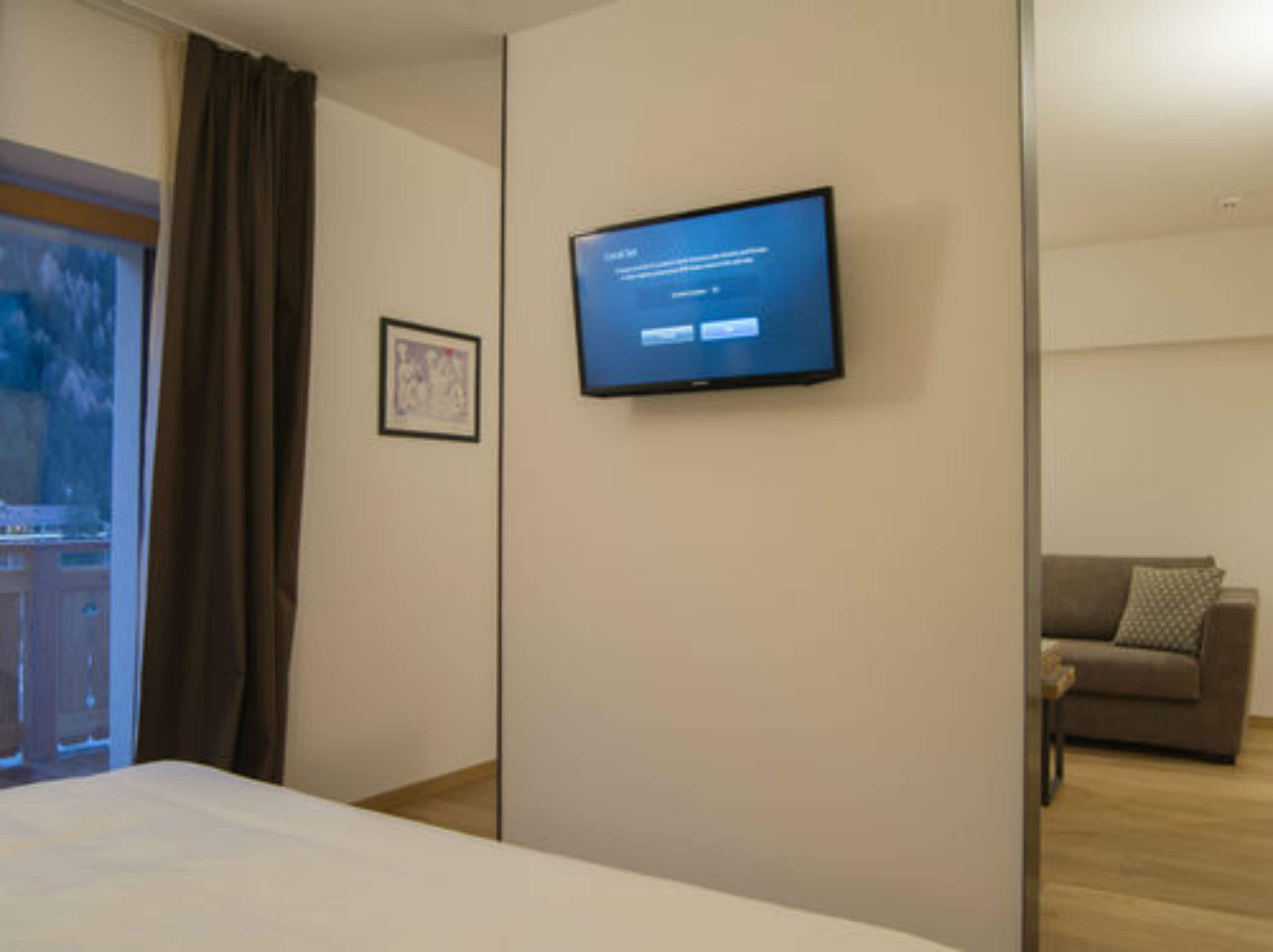 junior suite | minibar, in-room safe, iron/ironing board, cots/infant beds