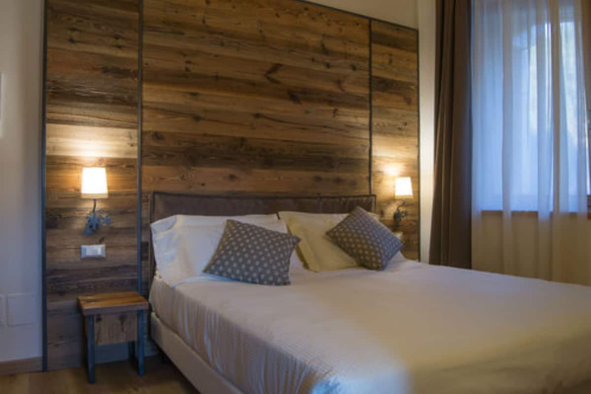 superior double room | minibar, in-room safe, iron/ironing board, cots/infant beds