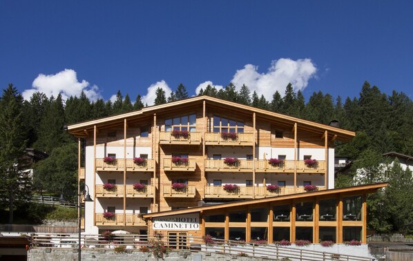 Front of property - Hotel Garnì Caminetto (Pinzolo)