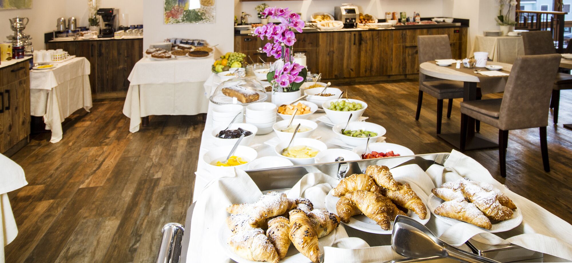 daily full breakfast (eur 15 per person)