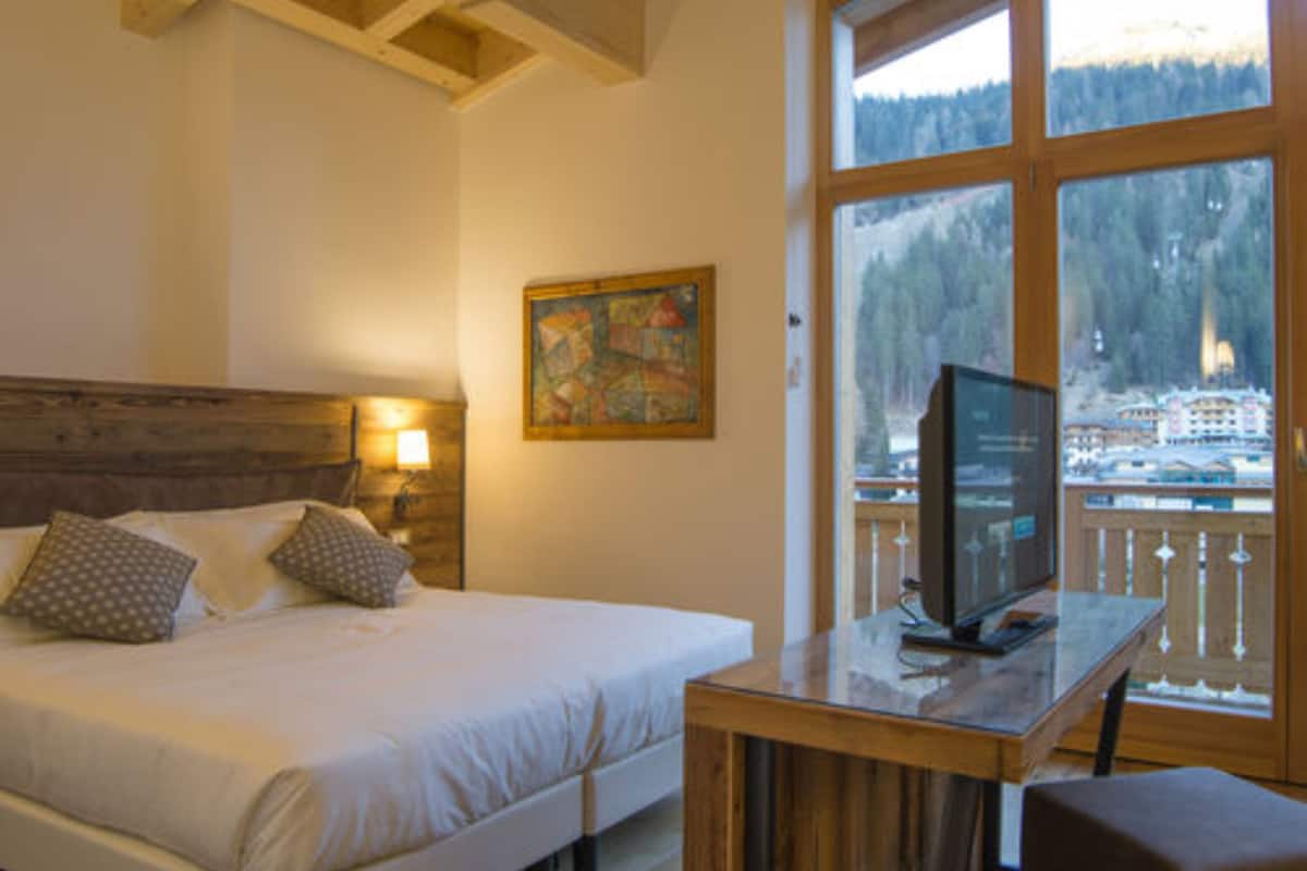 junior suite | minibar, in-room safe, iron/ironing board, cots/infant beds