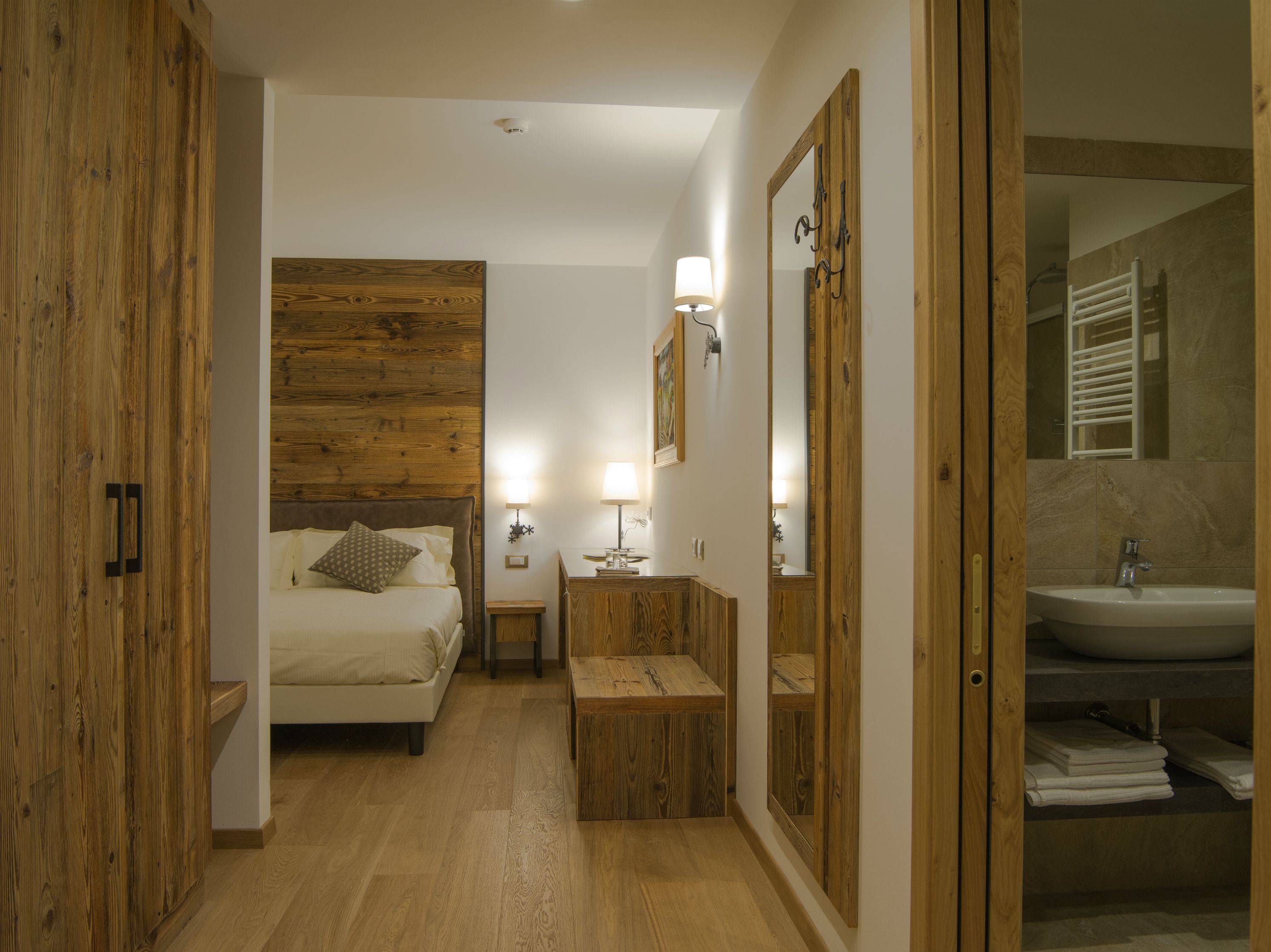 Minibar, coffres-forts dans les chambres, fer et planche à repasser