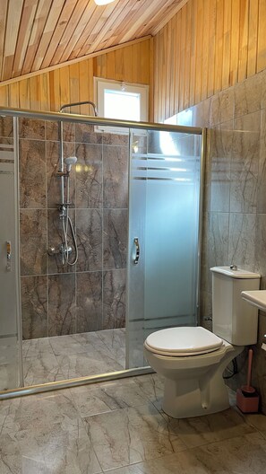 Basic trippelrum - flera sängar - utsikt mot trädgården | Badrum | Dusch, gratis toalettartiklar, hårtork och handdukar