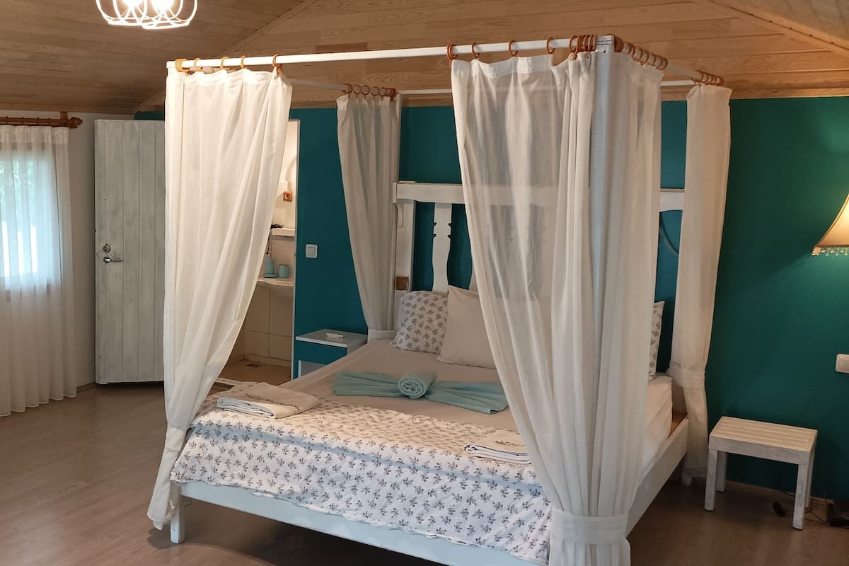 Comfort kamer | Individueel gedecoreerd, individueel gemeubileerd, een bureau