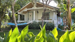 Basic Triple Room, Multiple Beds, Garden View | Living area