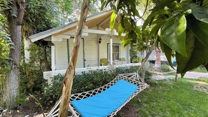 Basic trippelrum - flera sängar - utsikt mot trädgården | Individuell inredning, unika möbler, skrivbord och arbetsyta för laptop