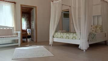 Suite familiar | Decoración personalizada, muebles diferentes y escritorio
