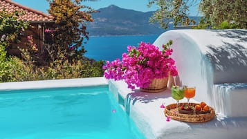2 outdoor pools
