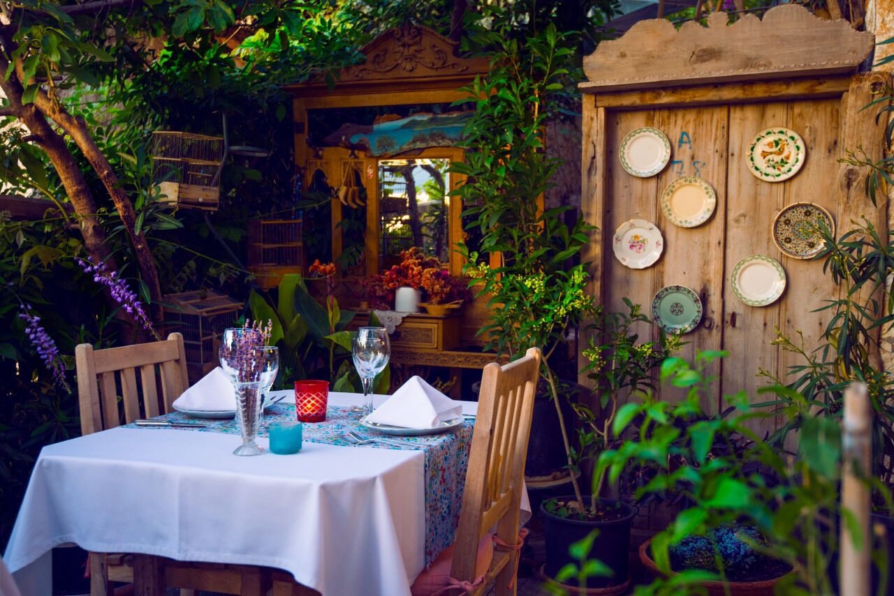 breakfast, lunch and dinner served