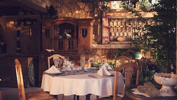 供应早餐、午餐和晚餐