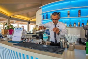 3 bars/lounges, poolside bar