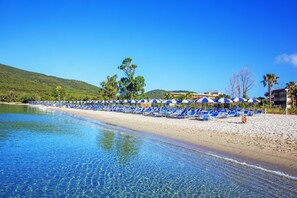 Private beach, sun loungers, beach umbrellas - Hotel Baia Di Conte (Alghero)