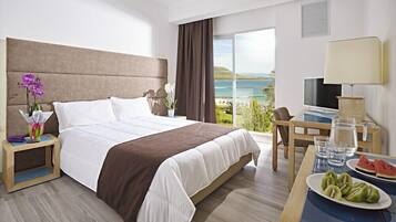 Minibar, in-room safe, desk, free WiFi