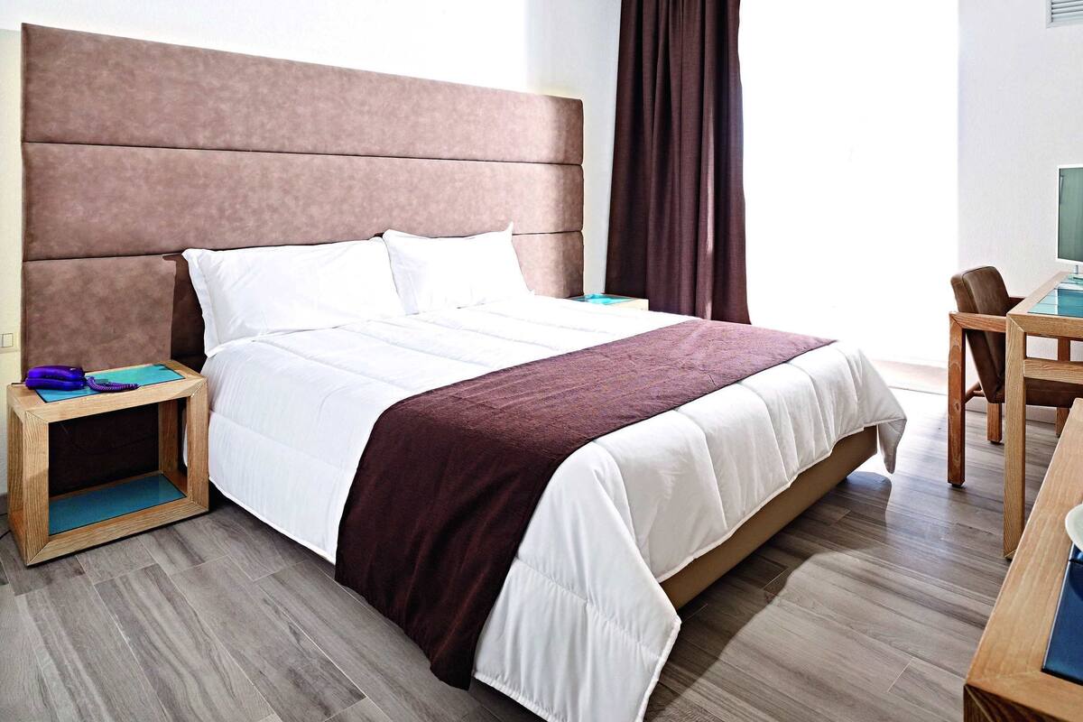 In-room safe, desk, cribs (surcharge), bed sheets