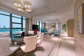 Premium bedding, down comforters, pillowtop beds, minibar - Sheraton Nanchang Hotel (Nanchang)