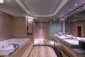 Separate bathtub and shower, deep-soaking bathtub, rainfall showerhead - Sheraton Nanchang Hotel (Nanchang)