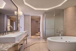 Separate tub and shower, deep soaking tub, rainfall showerhead - Sheraton Nanchang Hotel (Nanchang)