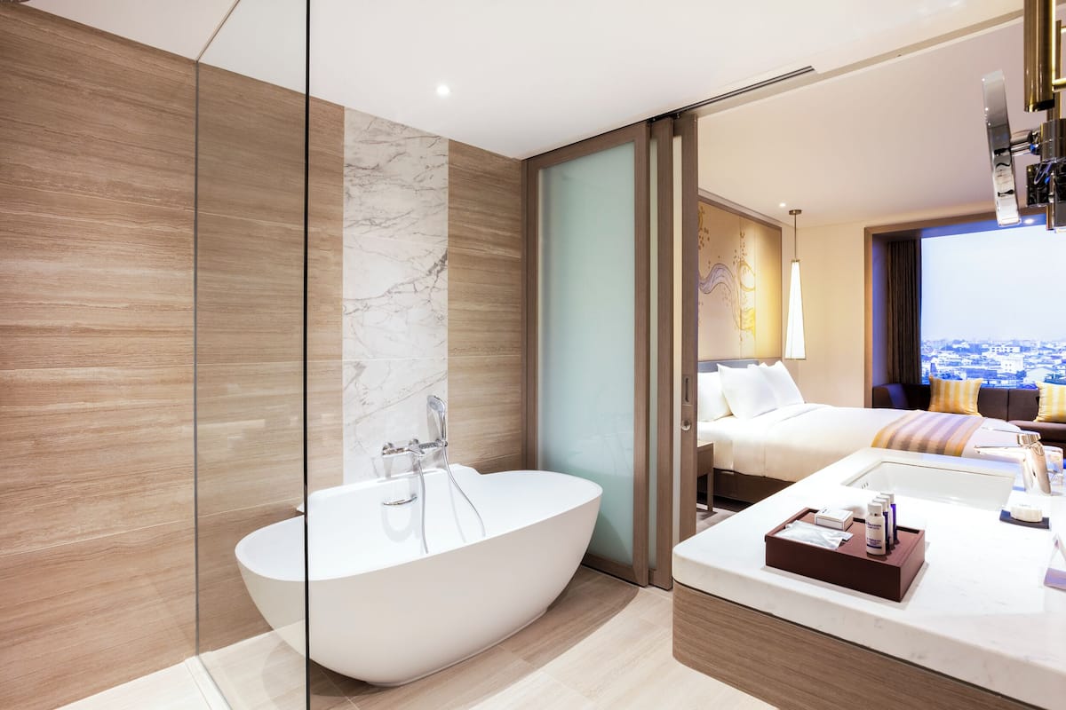 Combined shower/bathtub, free toiletries, hair dryer, bathrobes