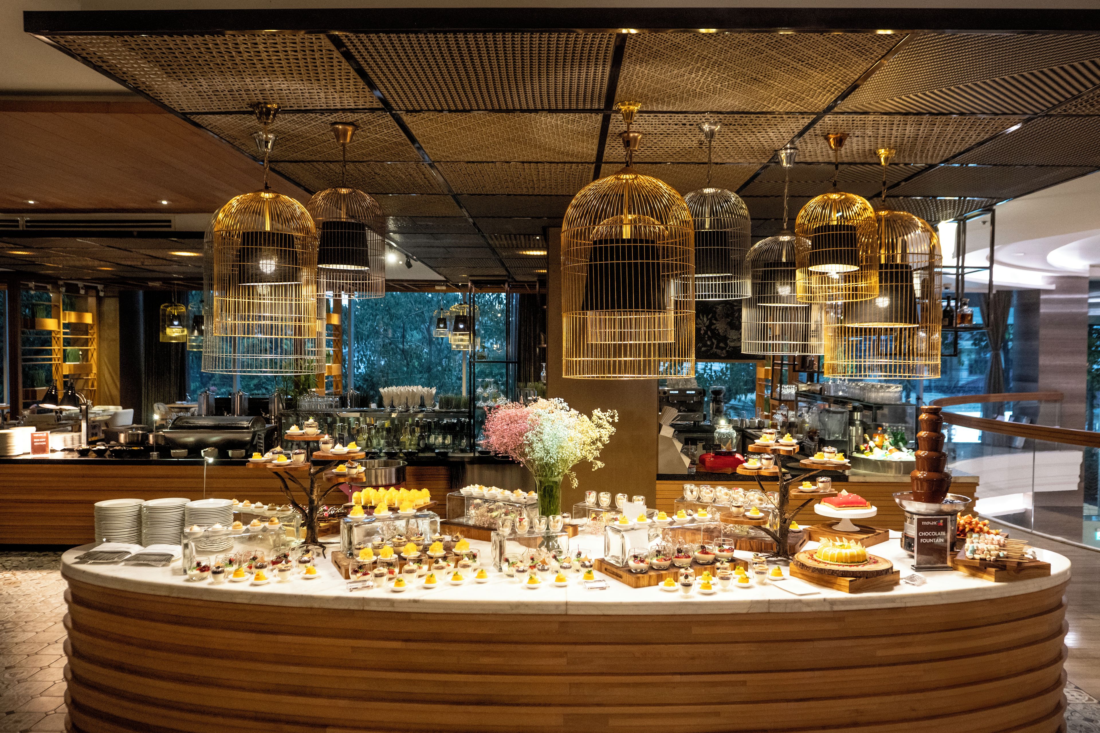 Een buffetopstelling met verschillende soorten eten en een decoratief middelpunt.