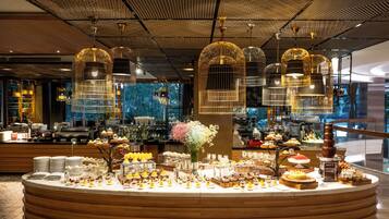 Een buffetopstelling met verschillende soorten eten en een decoratief middelpunt.