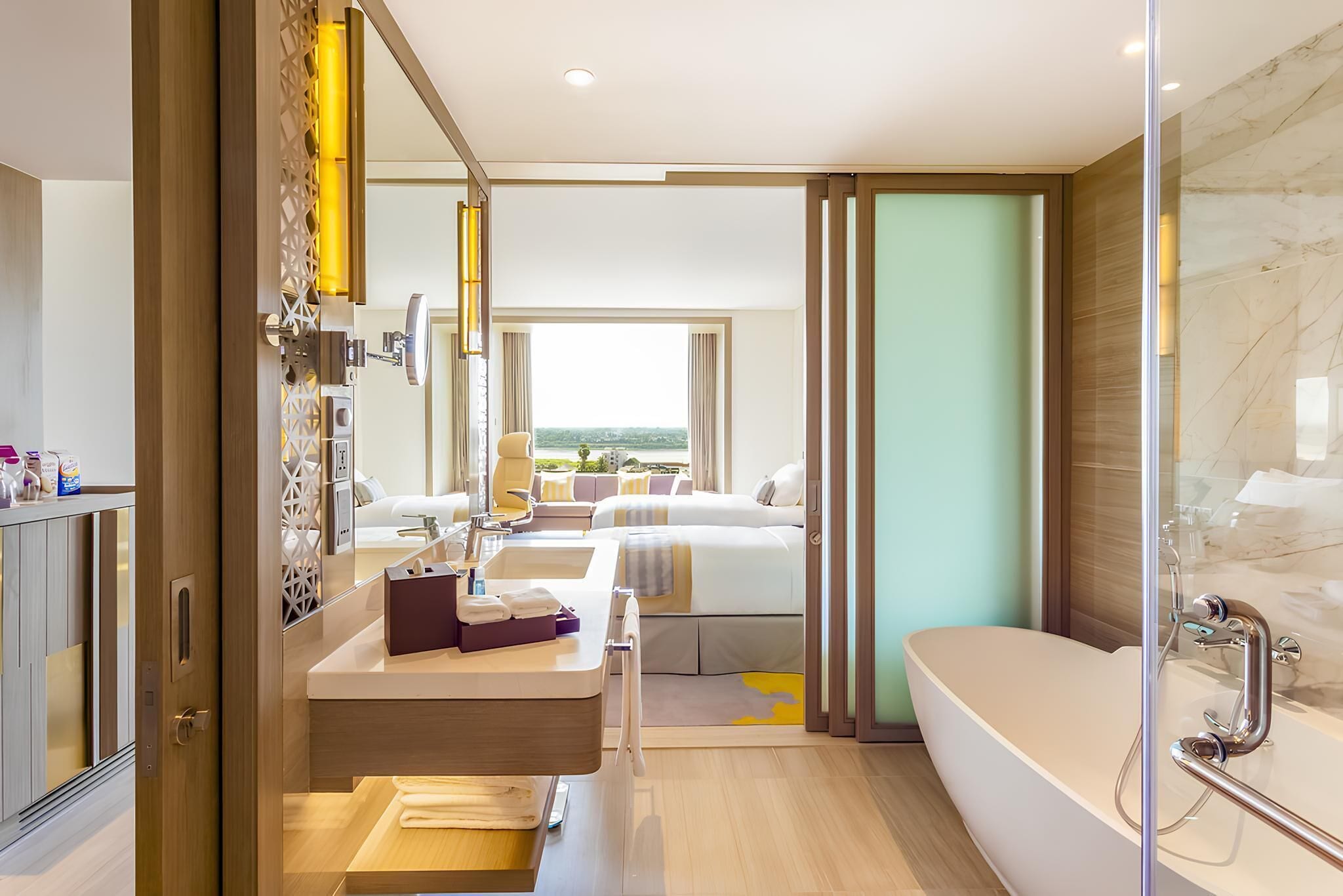 Standard Twin High Floor | Premium bedding, minibar, in-room safe, desk