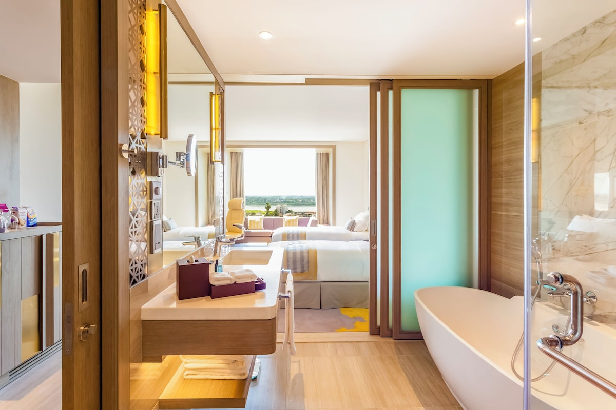 Premium bedding, minibar, in-room safe, desk