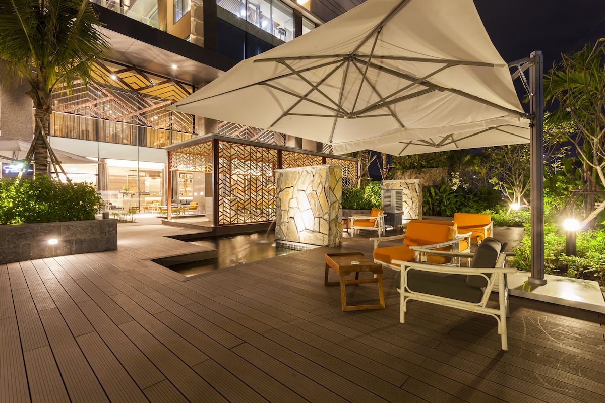 serves lunch, dinner and happy hour