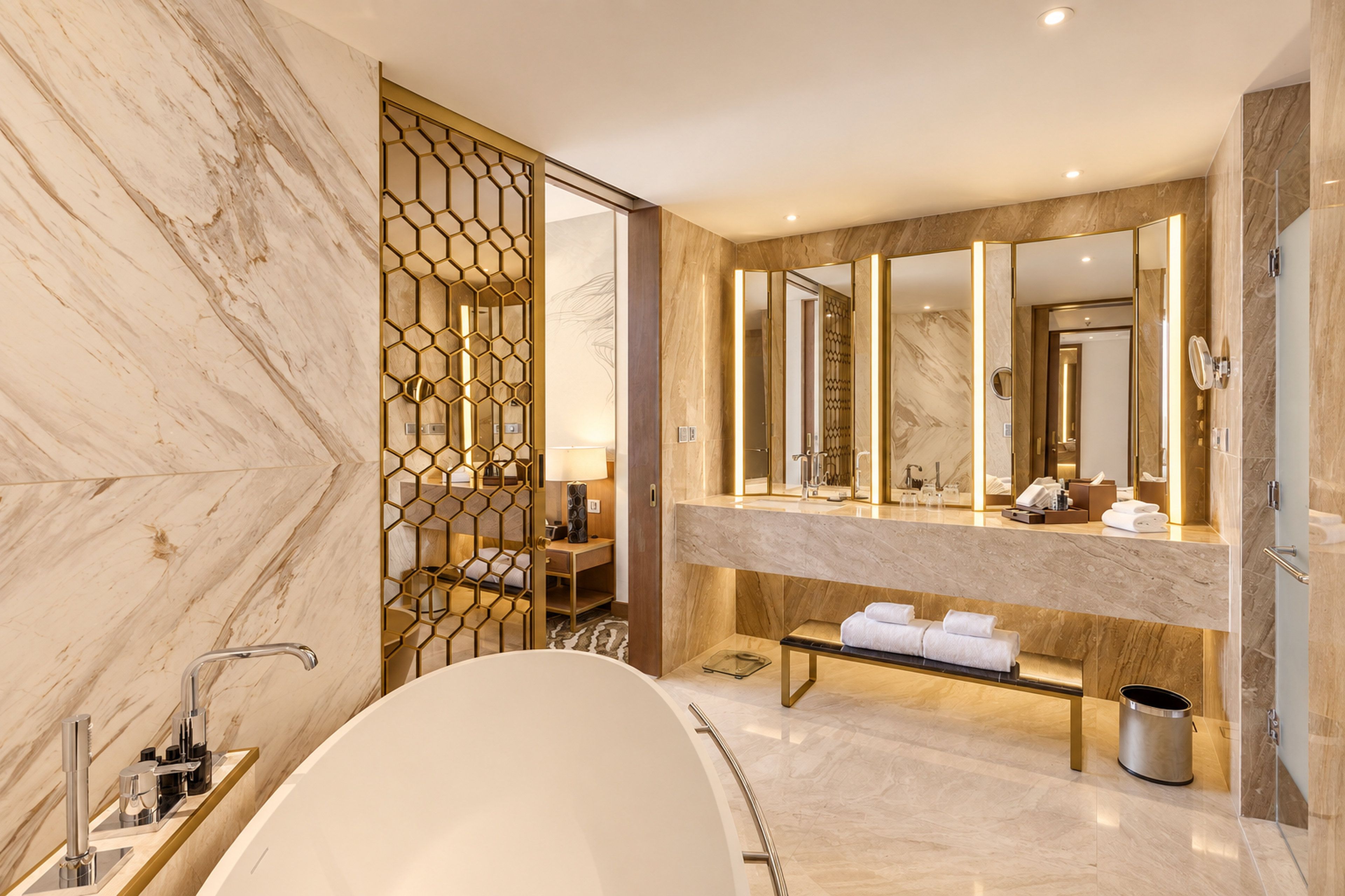 Un baño moderno con una bañera independiente, un espejo grande y un tocador con lavabo.
