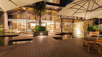 Sert le déjeuner, le dîner et l'apéritif