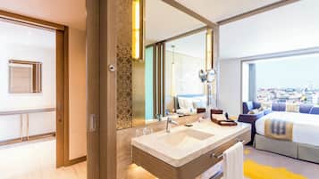 Hochwertige Bettwaren, Minibar, Zimmersafe, Schreibtisch