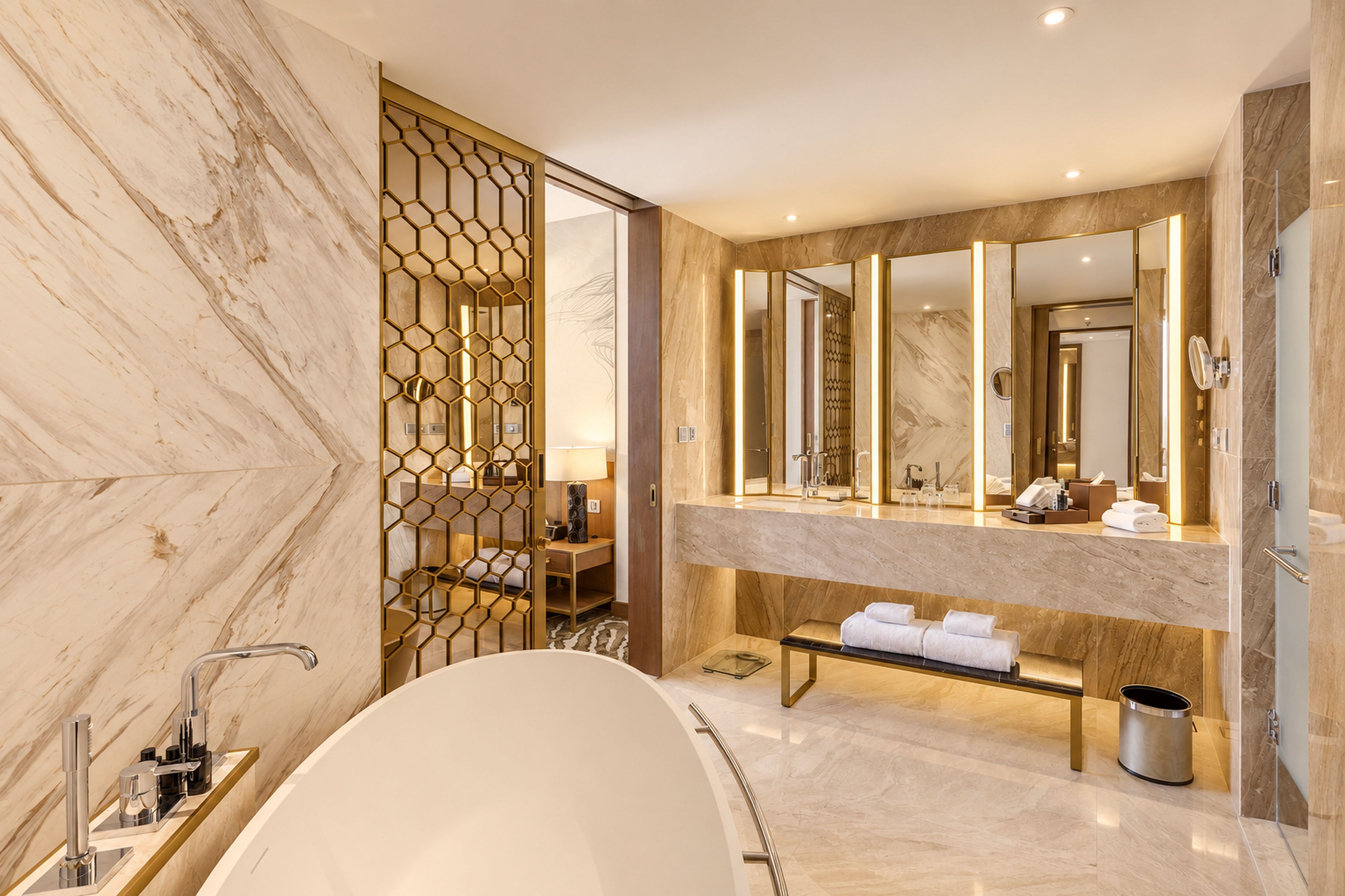 Une salle de bain moderne avec une baignoire sur pieds, un grand miroir et une cloison en bois au motif alvéolaire.