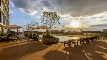 Una piscina al aire libre, cabañas de piscina gratuitas, sombrillas
