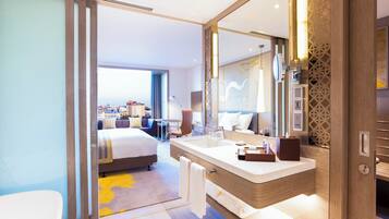 Ropa de cama de alta calidad, minibar, caja fuerte y escritorio