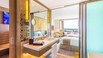 Standard Twin High Floor | Bathroom | Combined shower/bathtub, free toiletries, hair dryer, bathrobes