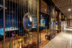 2 restaurants; breakfast, lunch, dinner and brunch served