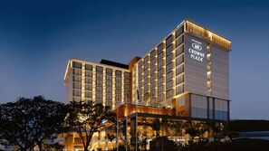 Un hotel de varios pisos con un cartel llamativo que dice "Crown Plaza".