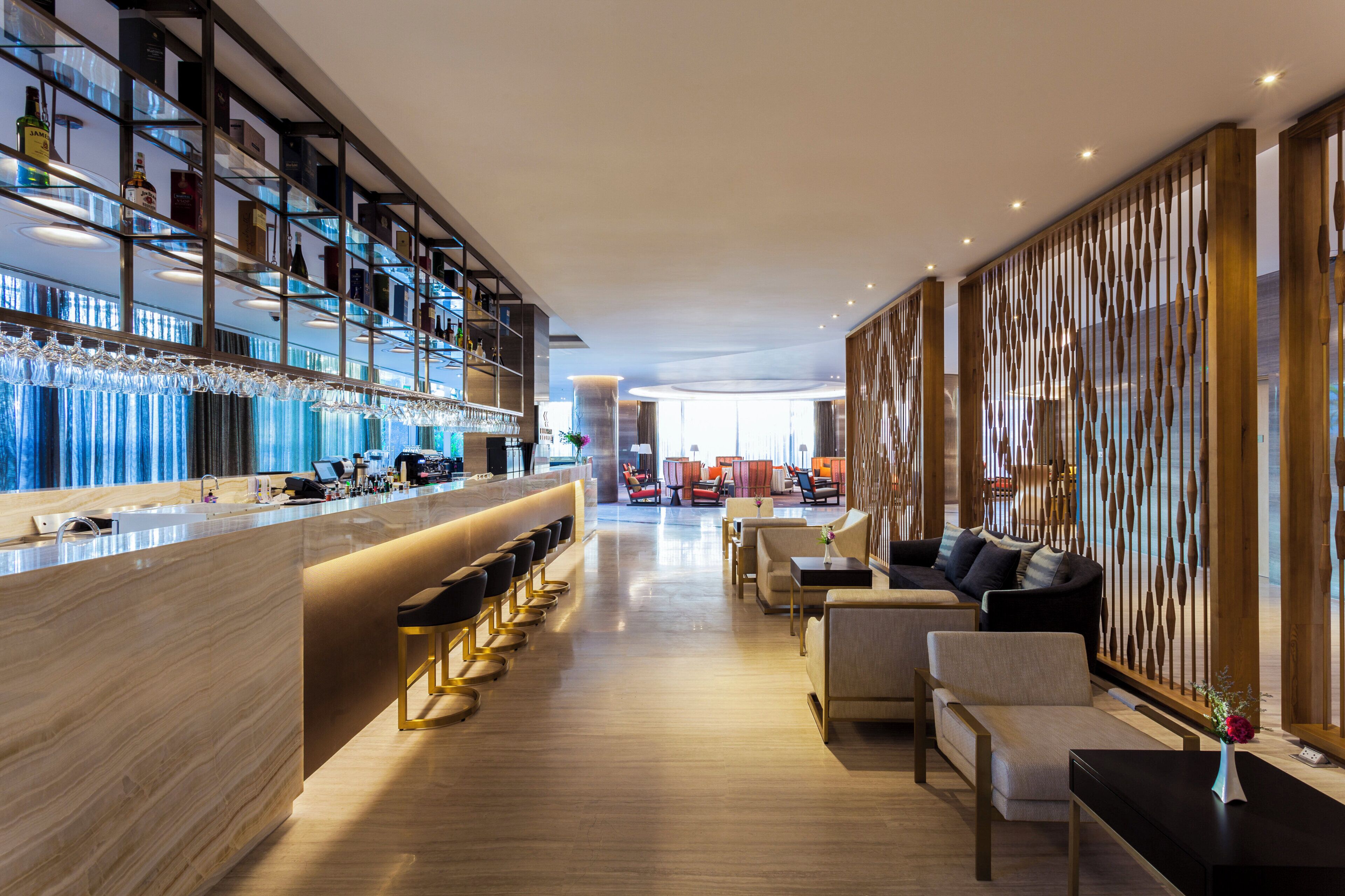 Serviert Mittagessen, Abendessen und Happy Hour