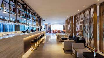 Serviert Mittagessen, Abendessen und Happy Hour