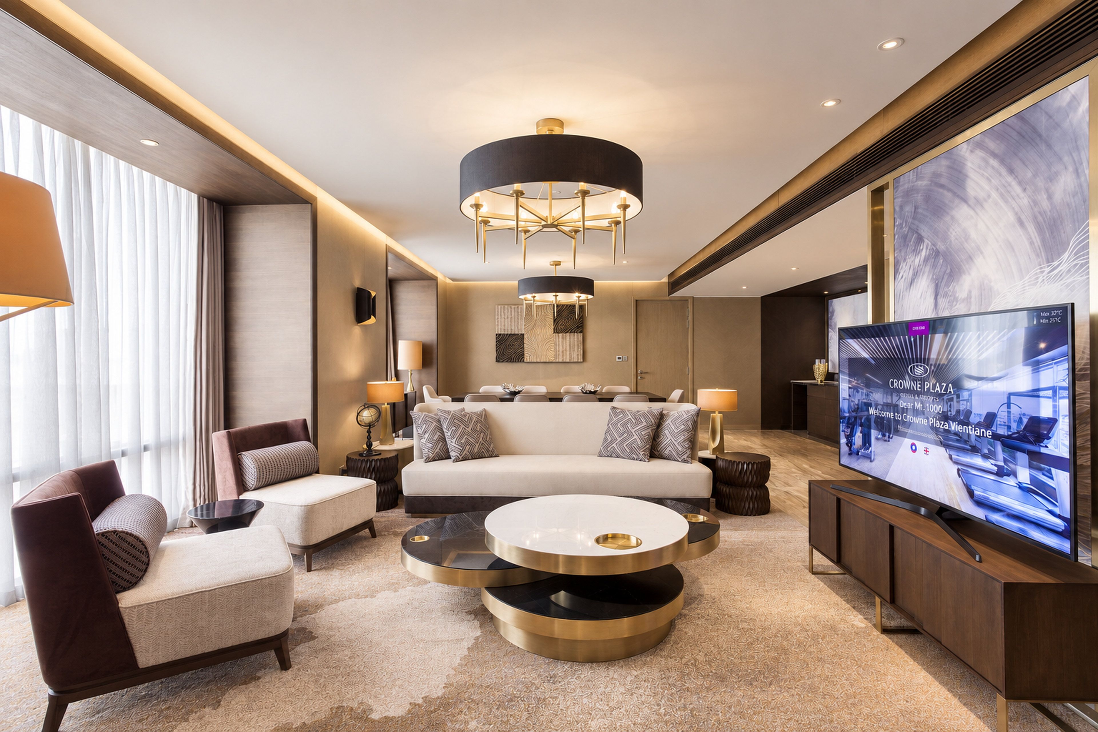 Ein modernes Hotelzimmer mit einer Sofagarnitur, einem Couchtisch, einem Fernseher und einem großen Gemälde an der Wand.