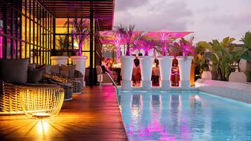 Una piscina al aire libre