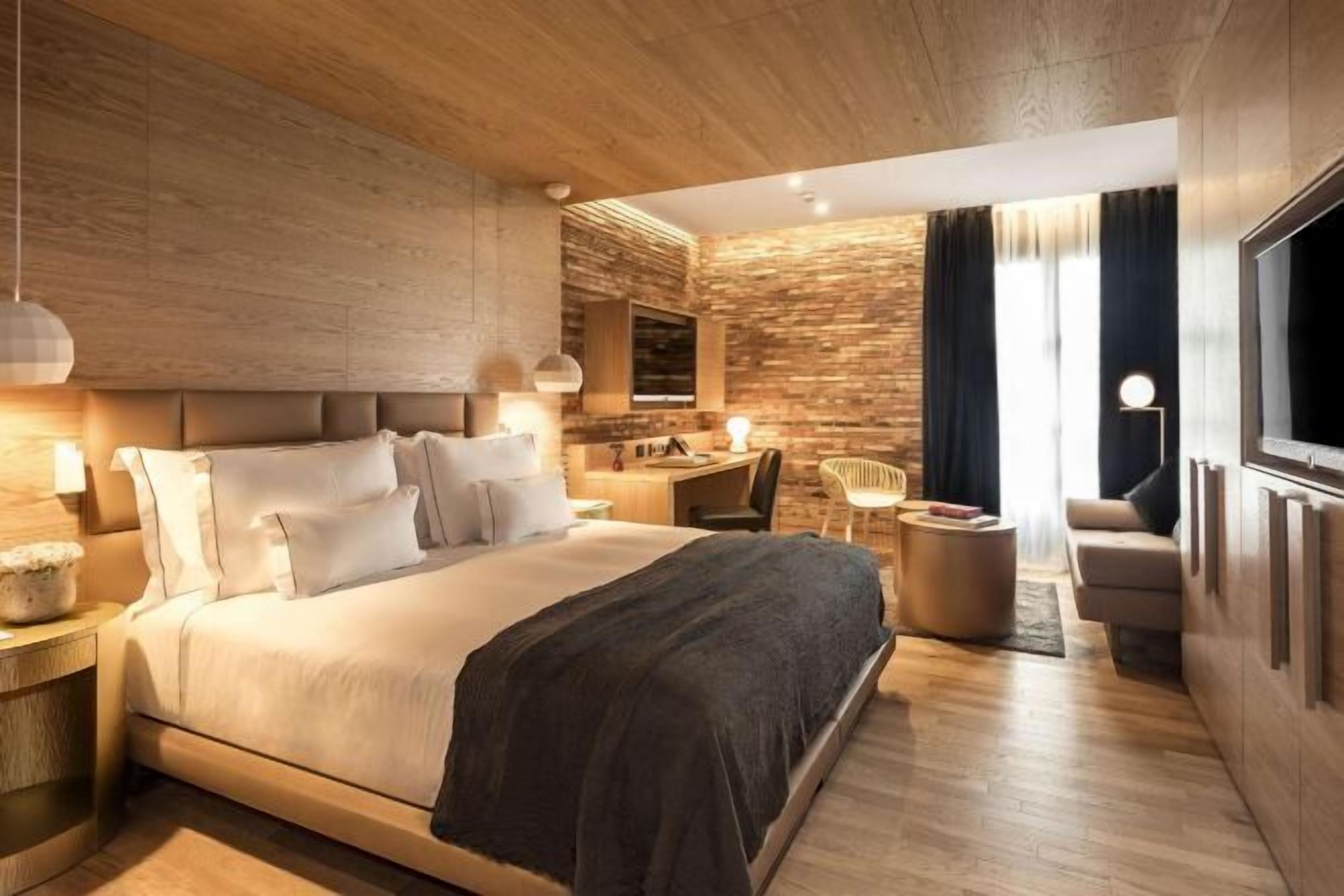 1 bedroom, premium bedding, minibar, in-room safe