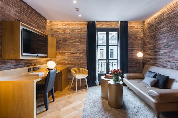 Suíte estúdio júnior | Área de estar | TV de tela plana 42 polegadas com canais via satélite, smart TV