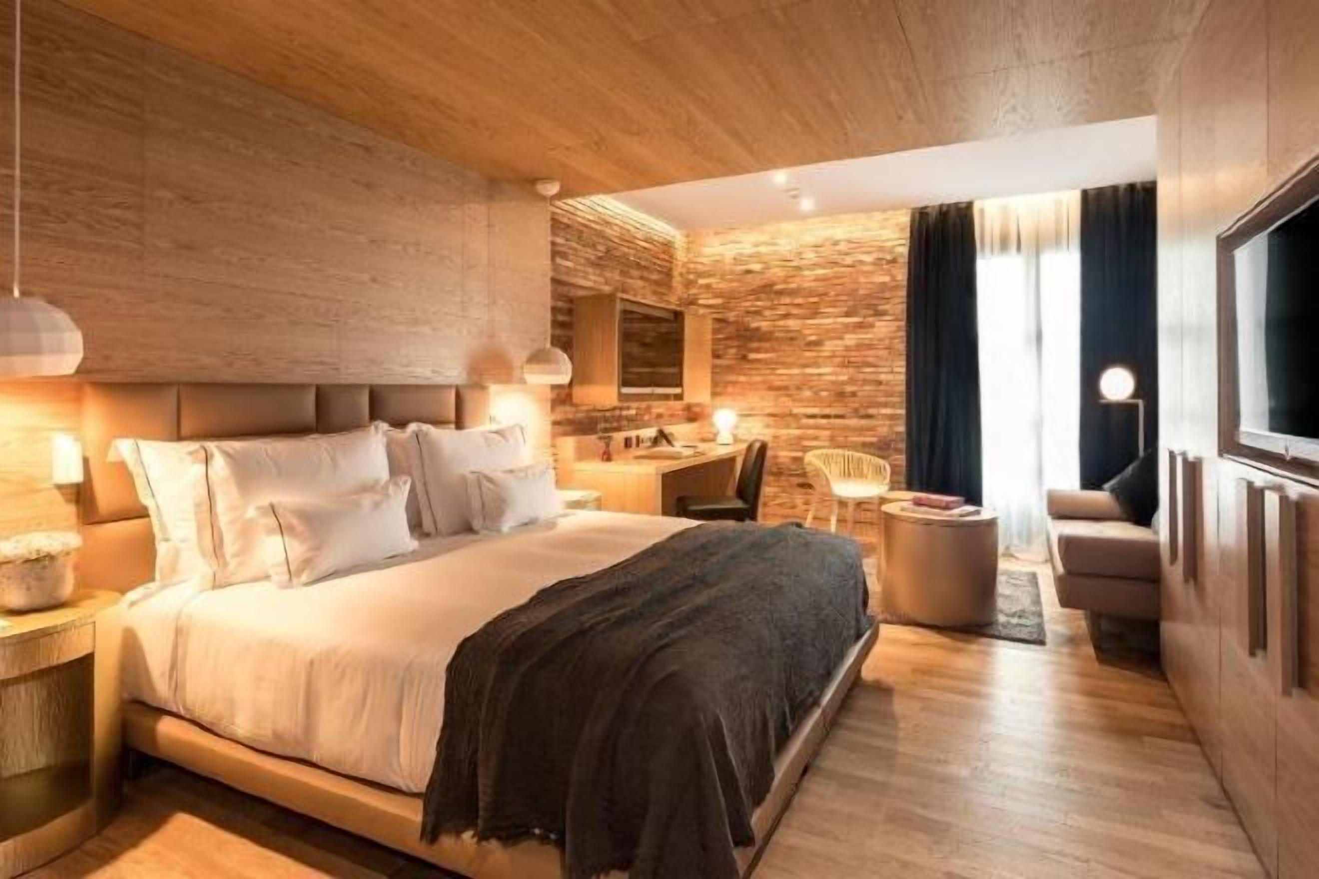 1 bedroom, premium bedding, minibar, in-room safe