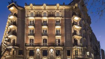 Voorkant accommodatie - avond/nacht