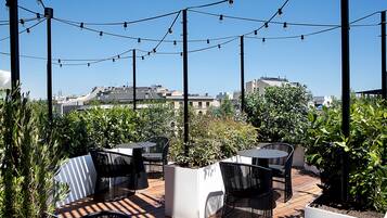 4 restaurantes; se sirven desayunos, almuerzos y cocina europea moderna